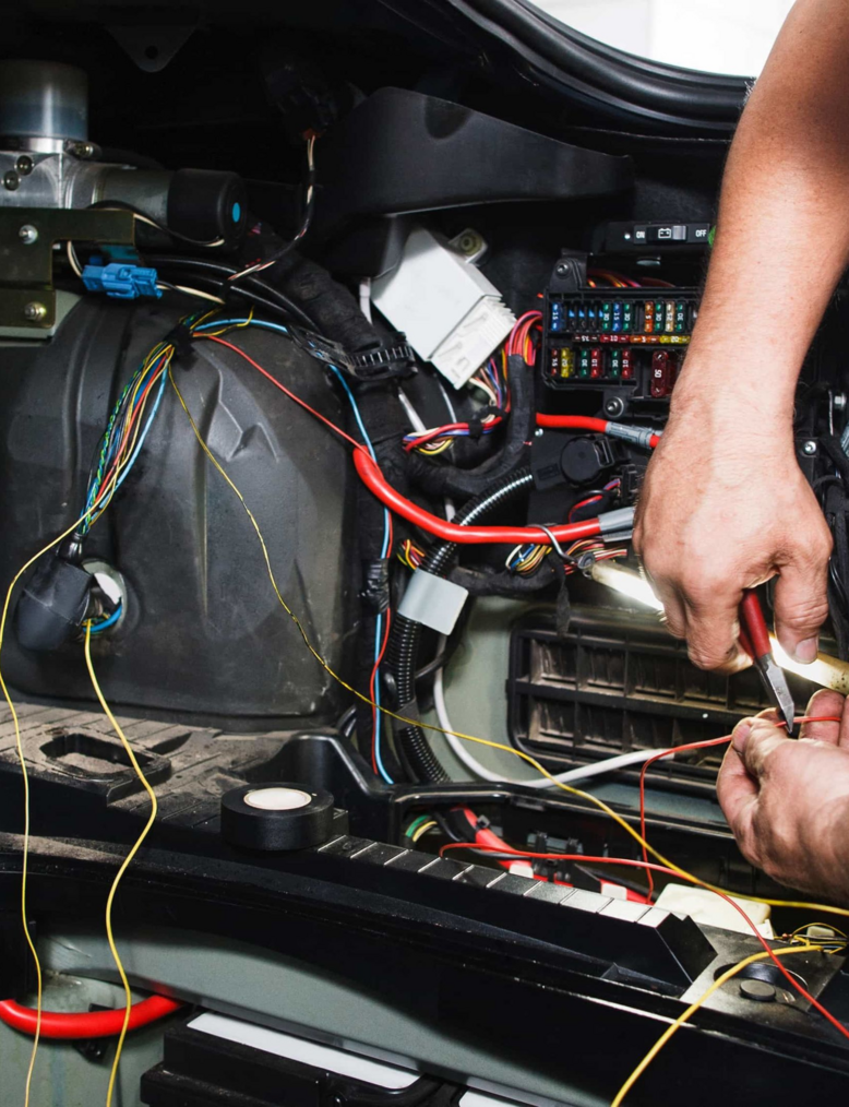 Learning to service and maintain the cable harness on the training system