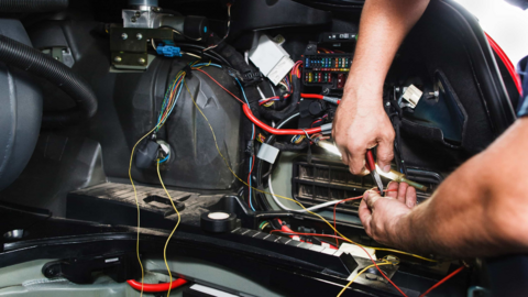 Learning to service and maintain the cable harness on the training system